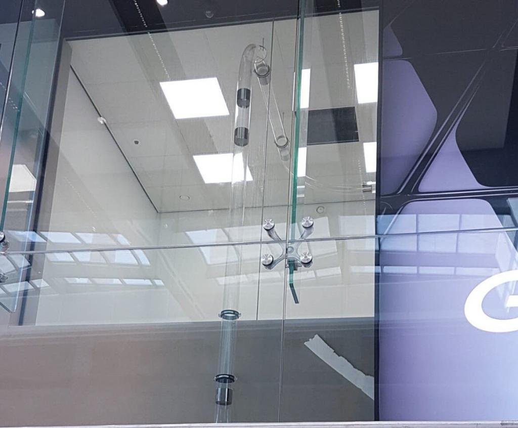 Rohrpost im Samsung Store